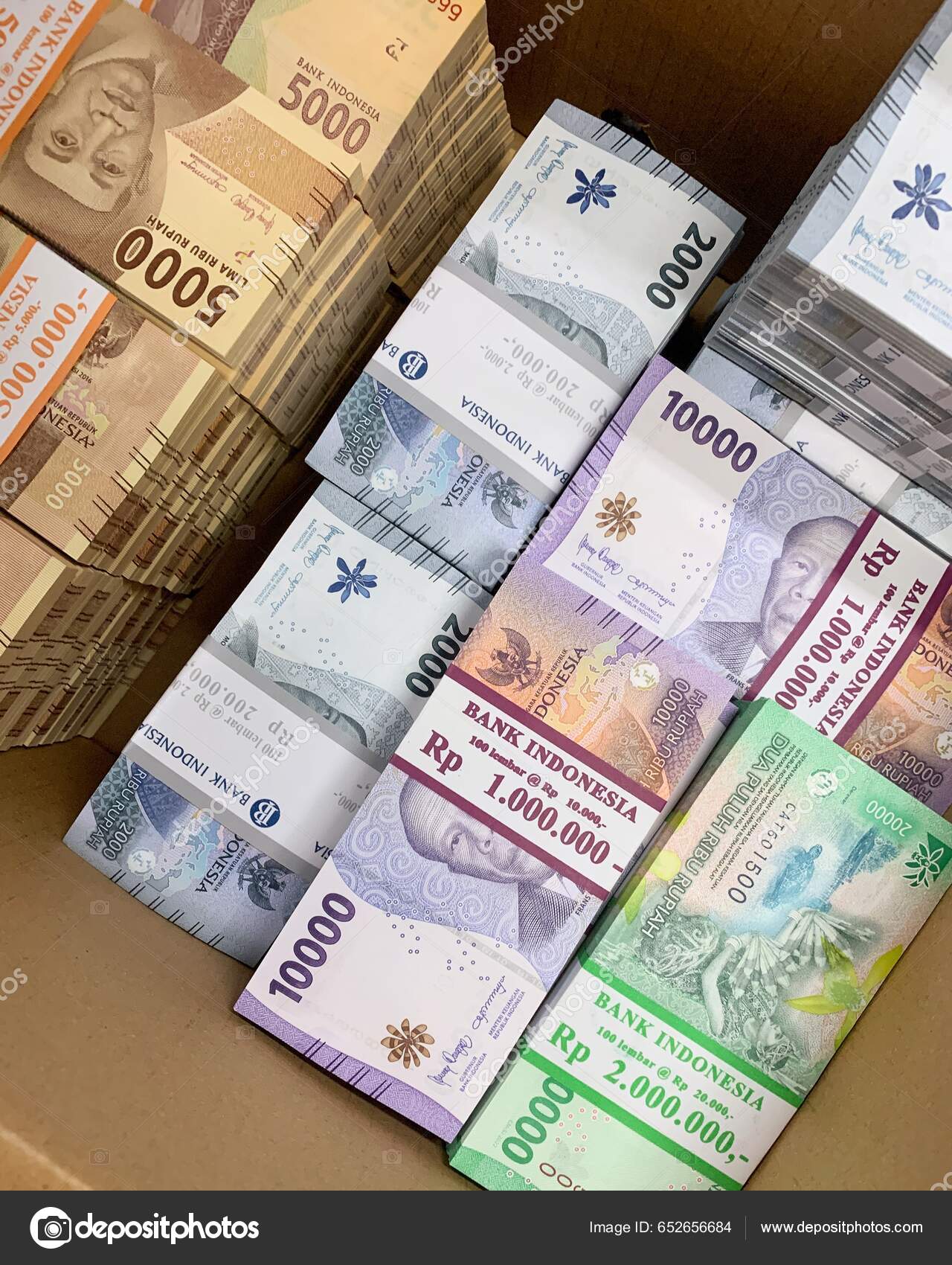 成堆的几个印尼盾面值钞票装在纸板箱里2023年版本的钞票——图库图片© poetique #652656684