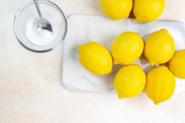 Limon ve deniz tuzu, ev yapımı limon malzemeli organik kozmetik. Güzellik ve vücut tedavisi için.