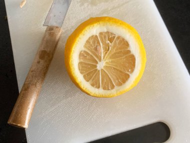 Parlak arka planda taze limon dilimleri. Limonlu narenciye. Yaz temalı, sağlıklı meyve.