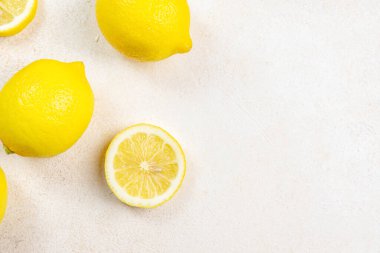 Parlak arka planda taze limonlar. Limonlu narenciye. Bütün limon dilimleriyle kompozisyon.