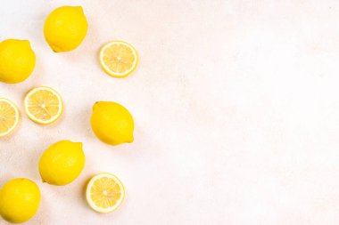 Parlak arka planda taze limonlar. Limonlu narenciye. Bütün limon dilimleriyle kompozisyon.