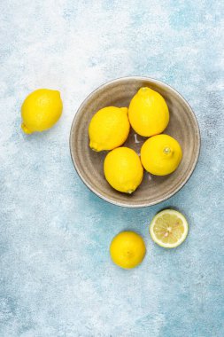 Parlak arka planda taze limonlar. Limonlu narenciye. Bütün limon dilimleriyle kompozisyon.