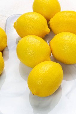 Tüm sarı limonlar parlak arka planda izole edilmiş. Limon turunçgil meyvesi, sağlıklı, yaz mevsimi. Boşluğu kopyala