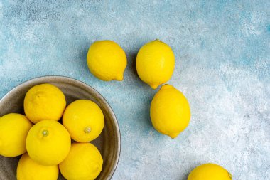 Tüm sarı limonlar parlak arka planda izole edilmiş. Limon turunçgil meyvesi, sağlıklı, yaz mevsimi. Boşluğu kopyala