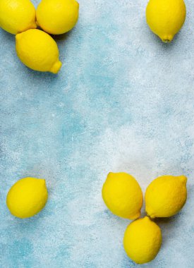 Tüm sarı limonlar parlak arka planda izole edilmiş. Limon turunçgil meyvesi, sağlıklı, yaz mevsimi. Boşluğu kopyala