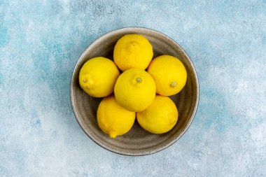 Tüm sarı limonlar parlak arka planda izole edilmiş. Limon turunçgil meyvesi, sağlıklı, yaz mevsimi. Boşluğu kopyala