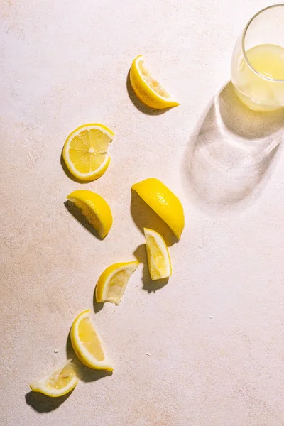 Uma Xícara Suco Limão Espremido Limões Fatias Limões Redor Fundo — Fotografia de Stock