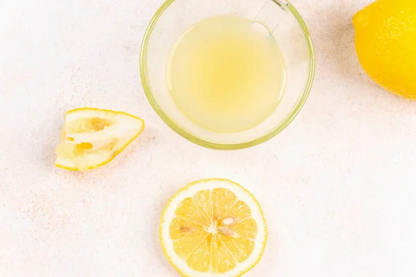 Eine Tasse Ausgepressten Zitronensaft Und Zitronen Zitronenscheiben Herum Heller Hintergrund — Stockfoto