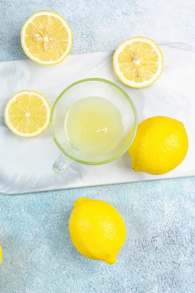 레몬을 컵넣고 주위에 레몬을 넣는다 — 스톡 사진