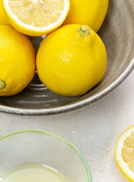 배경에 있습니다 감귤류 레몬을 통째로 뒤집어서 — 스톡 사진