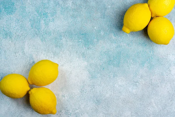 Tüm sarı limonlar parlak arka planda izole edilmiş. Limon turunçgil meyvesi, sağlıklı, yaz mevsimi. Boşluğu kopyala
