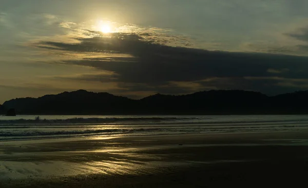 Ηλιοβασίλεμα Πάνω Από Κύματα Ωκεανού Πλύνετε Άμμο Παραλία Θαλάσσιο Τοπίο Εικόνα Αρχείου