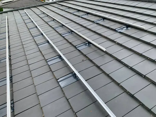 用于安放太阳能电池板的房屋屋顶简况 图库图片