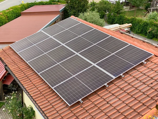 关闭屋顶上的太阳能电池板 免版税图库图片