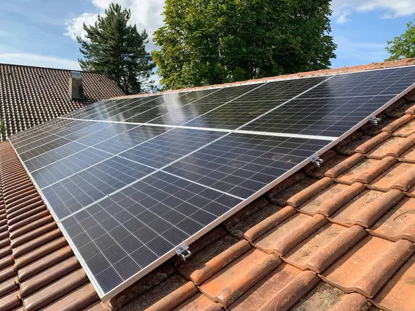 关闭屋顶上的太阳能电池板 免版税图库照片
