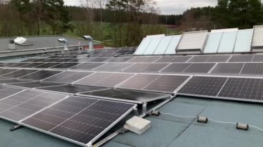 Modern binalarda yenilenebilir enerji kullanan bir evin çatısındaki güneş panelleri.
