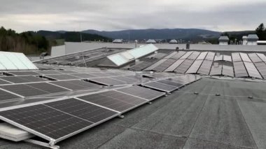 Modern binalarda yenilenebilir enerji kullanan bir evin çatısındaki güneş panelleri.