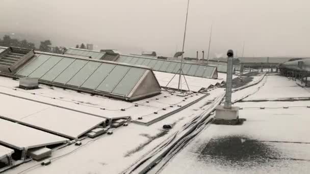 Alternative Stromquelle Mit Schnee Bedeckte Photovoltaik Sonnenkollektoren — Stockvideo