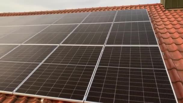 Primer Plano Paneles Solares Casa Del Techo — Vídeo de stock