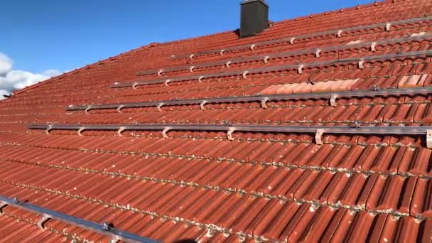 Güneş Panelleri Döşeyen Bir Evin Çatısındaki Profiller — Stok video