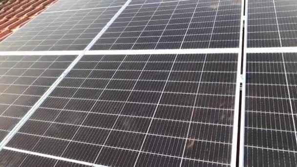 Primer Plano Paneles Solares Casa Del Techo — Vídeos de Stock