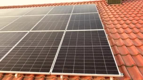 Primer Plano Paneles Solares Casa Del Techo — Vídeo de stock