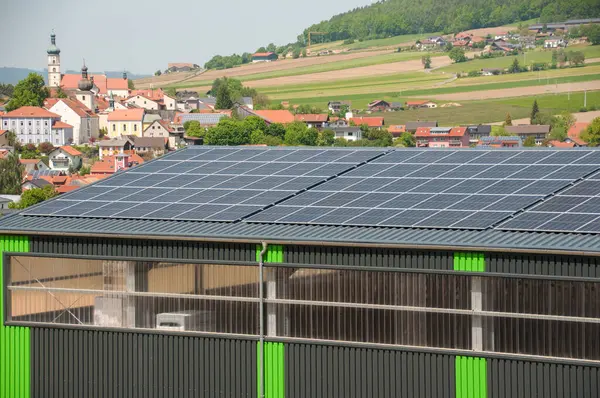 企业屋顶上的许多太阳能电池板 图库照片