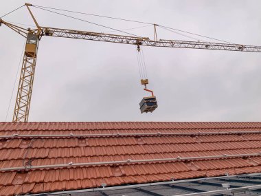 Endüstriyel Turna Güneş Panellerini Güneş Sistemi 'ne Yükleme Tamamen Güneş Kurulumu İçin Hazırlanmış Açık Mavi Gök Altında