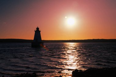 Atlantik Okyanusu 'nda Kızıl Gök, Kanada' da Deniz Feneri Arkasında Çarpıcı Gün Batımı