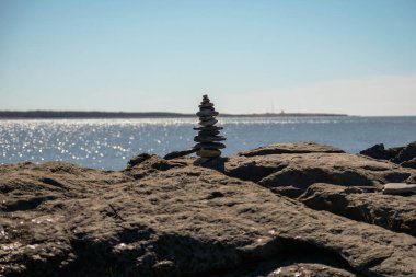 Kayalıklardaki Taş Cairn Piramidi Kanada 'daki Atlantik Okyanusu manzaralı