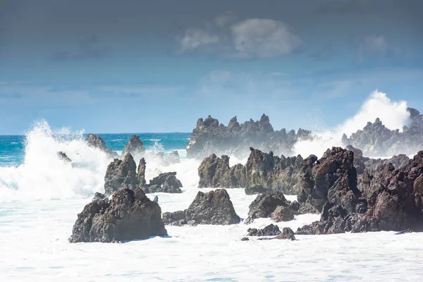 Ισχυρά Κύματα Ενάντια Στις Θαλάσσιες Στοίβες Του Νησιού Lanzarote Ατλαντικός — Φωτογραφία Αρχείου