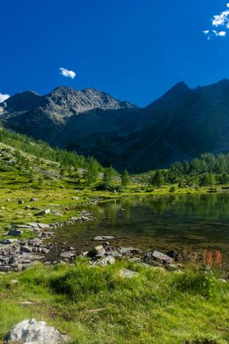 Arpy Gölü ve Mont Blanc 'ın güzel manzarası, İtalya