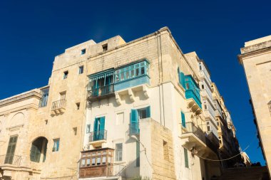 Valletta eski kasabası Malta 'da geleneksel renkli Malta balkonları (Gallarija)