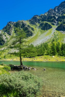 Morgex, İtalya, 10 Temmuz 2022: Aosta Vadisi 'ndeki Arpy Gölü' nün güzel kristal berrak suyu