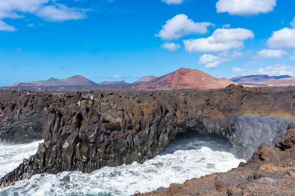 Prachtige Regenboog Veroorzaakt Door Het Neerstorten Van Oceaangolven Tegen Vulkanische — Stockfoto