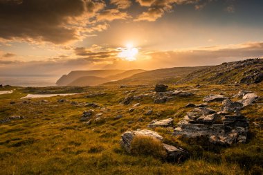 Gece yarısı güneşi Knivskjellodden üzerinde yükseliyor, tundrada Avrupa 'nın en kuzeyine doğru bir patika, Norveç