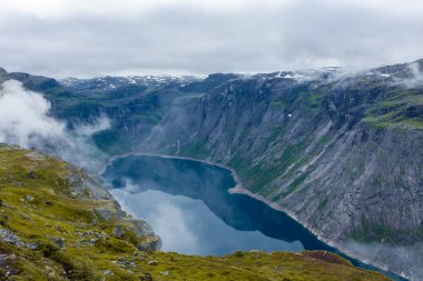 Norveç, Trolltunga yürüyüş parkurundaki güzel göl manzarası