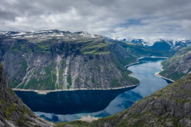 Norveç, Trolltunga 'dan Ringedalsvatnet Gölü' nün muhteşem manzarası