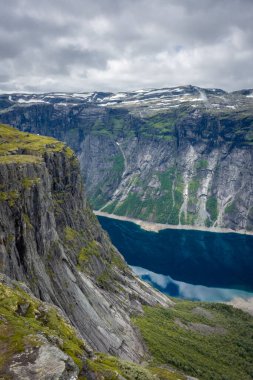 Norveç 'in Trolltunga dağlık bölgesinde Ringedalsvatnet Gölü' nün üzerinde inanılmaz bir uçurum var.