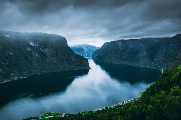 Bir Fiyordun Karamsar Manzarası Aurland Norveç — Stok fotoğraf