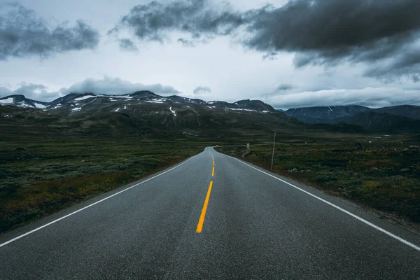 Strada Vuota Attraverso Tundra Della Norvegia Centrale Con Cielo Nuvoloso — Foto Stock