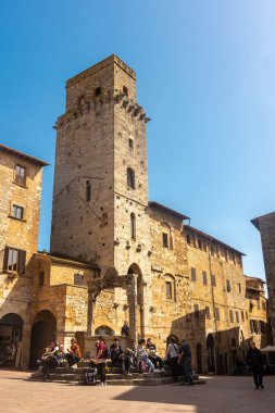 San Gimignano, İtalya, 15 Nisan 2022: Tarihi merkezdeki kulelerin manzarası