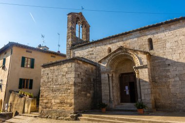 San Quirico d 'Orcia, İtalya, 16 Nisan 2022: Tarihi merkezin ortaçağ kilisesi