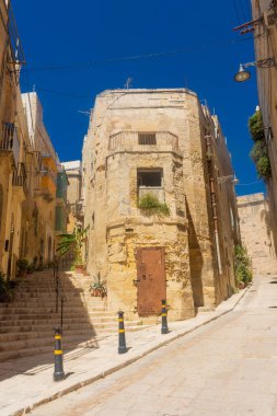 Birgu 'daki eski bir caddenin manzarası, Malta' nın üç şehrinden biri.