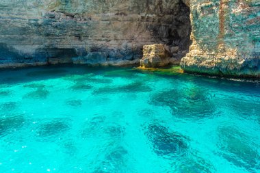 Malta kayalıklarının altında kristal berrak su