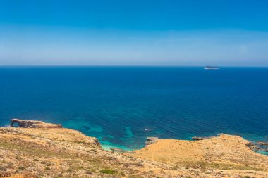 Malta 'daki Dingli Kayalıkları' nda kristal berrak turkuaz su