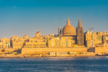 Gün batımında Valletta 'nın ufuk çizgisi, Sliema, Malta