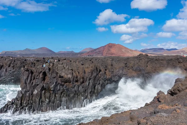 Prachtige Regenboog Veroorzaakt Door Het Neerstorten Van Oceaangolven Tegen Vulkanische — Stockfoto