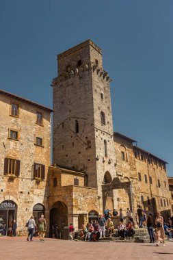 San Gimignano, İtalya, 15 Nisan 2022: Tarihi merkezde kuleler