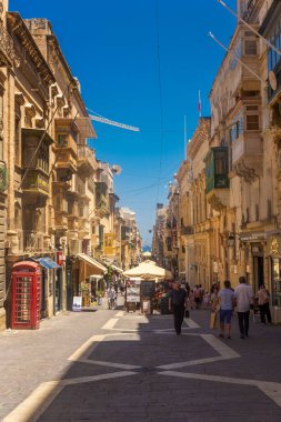 Valletta, Malta, 22 Mayıs 2022: Valletta eski kasabasında geleneksel Malta balkonları olan binalar